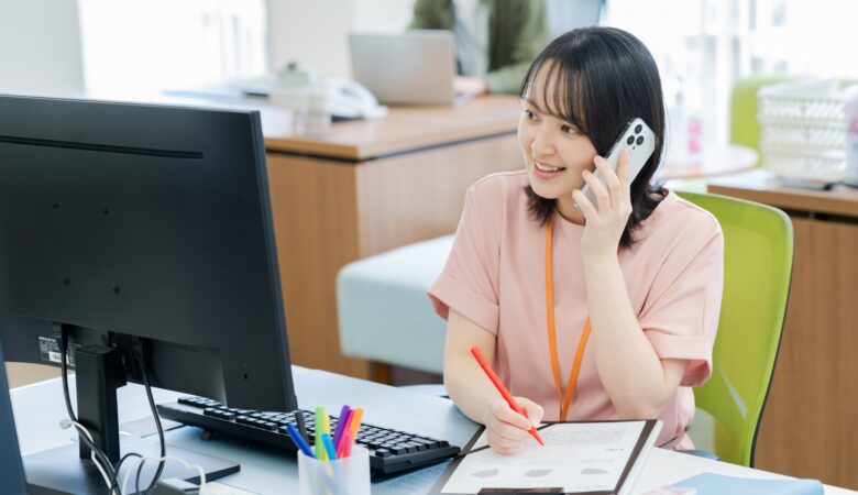 事務所で働く女性